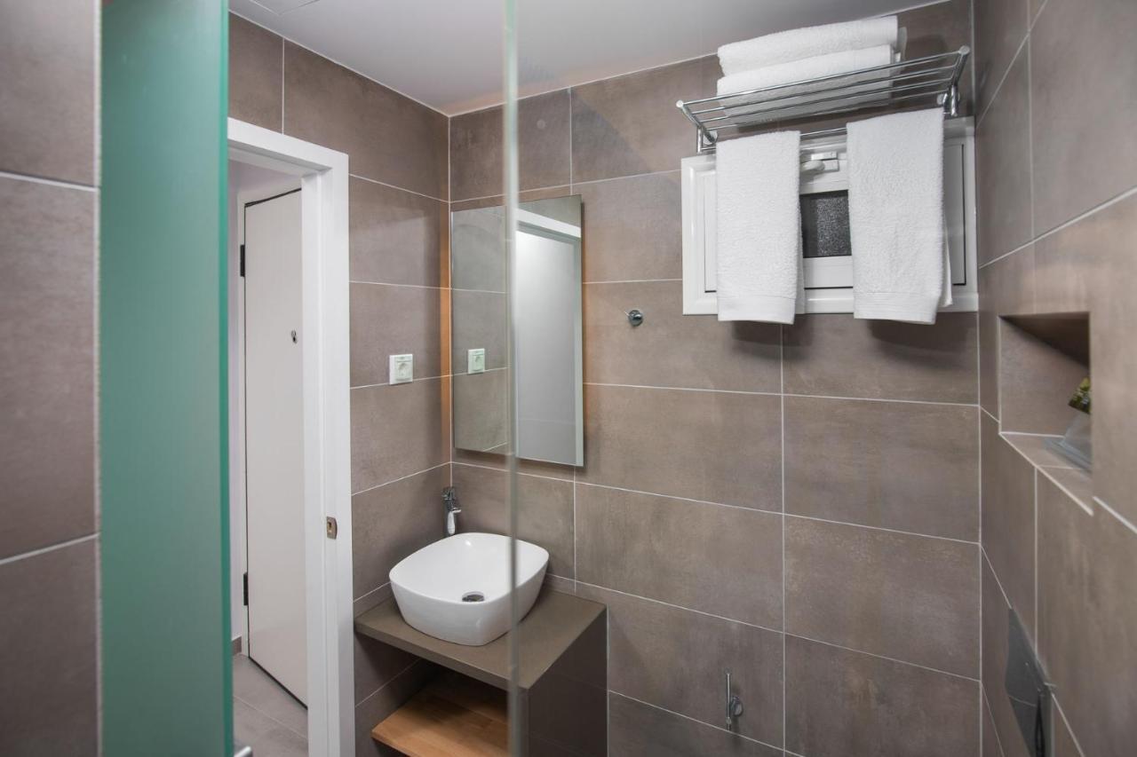 The Square Six Apartment Атина Екстериор снимка
