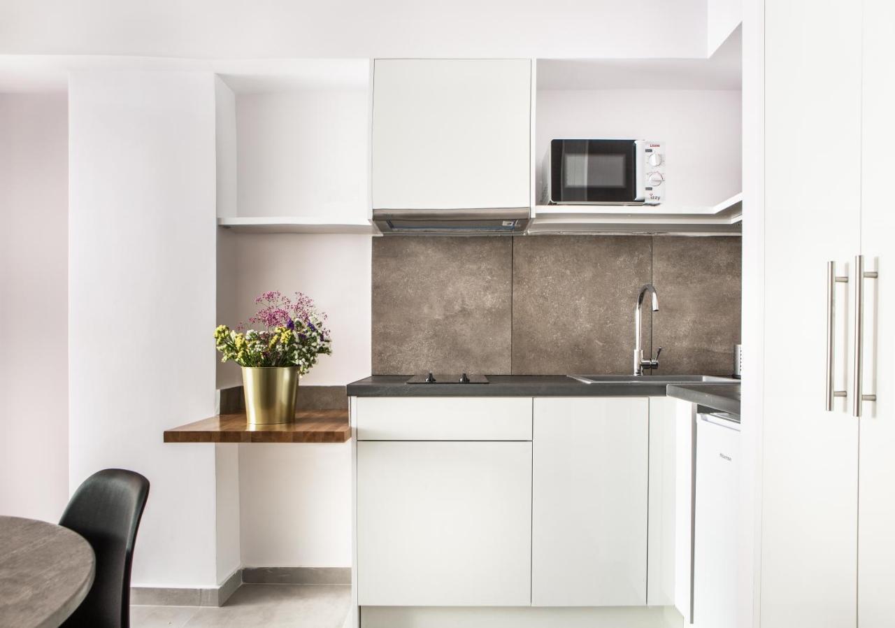 The Square Six Apartment Атина Екстериор снимка