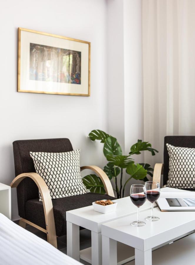 The Square Six Apartment Атина Екстериор снимка