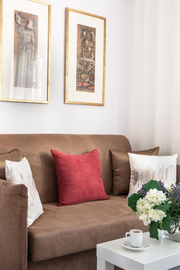 The Square Six Apartment Атина Екстериор снимка