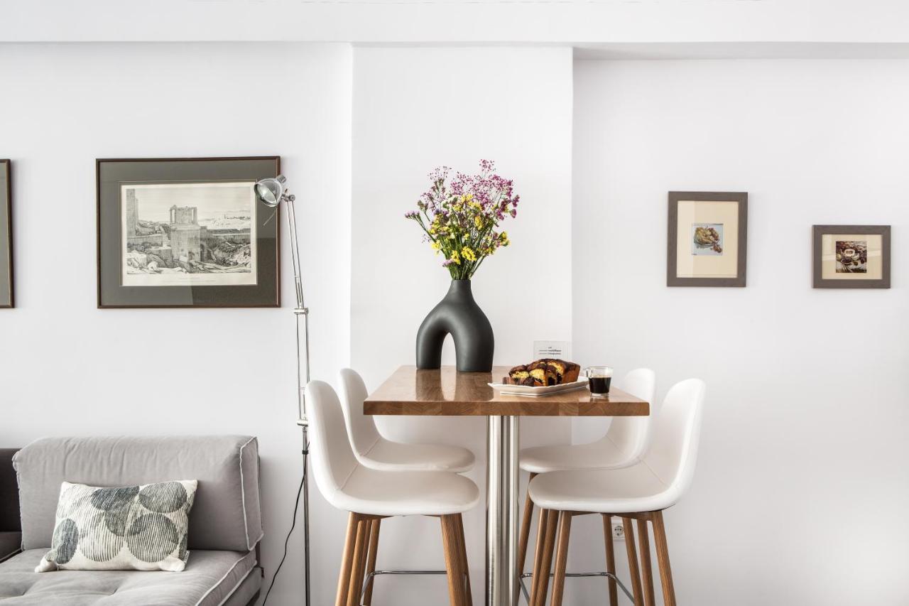 The Square Six Apartment Атина Екстериор снимка