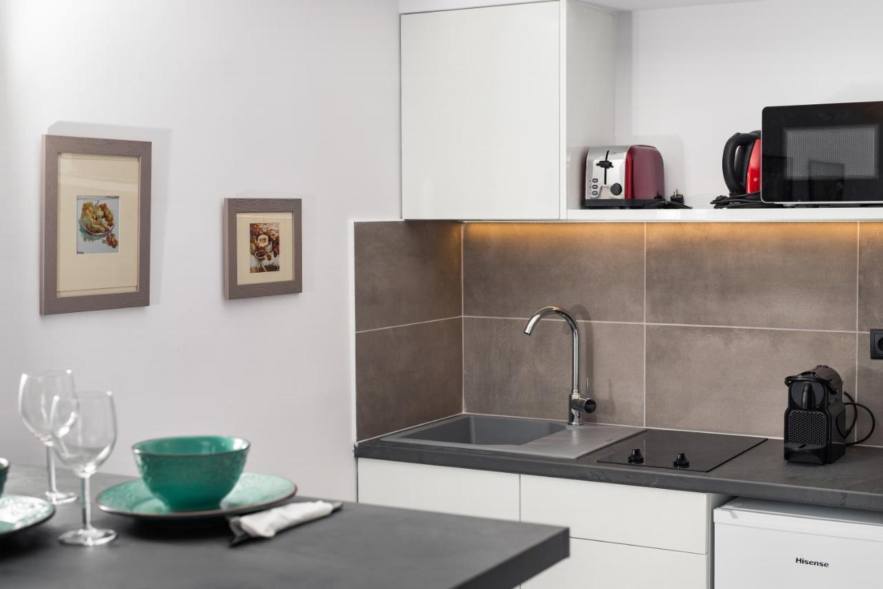 The Square Six Apartment Атина Екстериор снимка