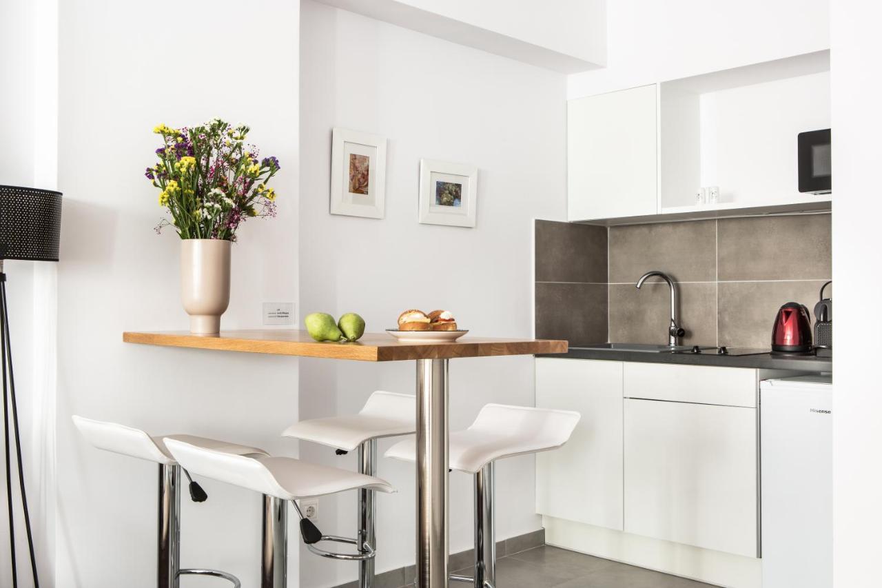 The Square Six Apartment Атина Екстериор снимка