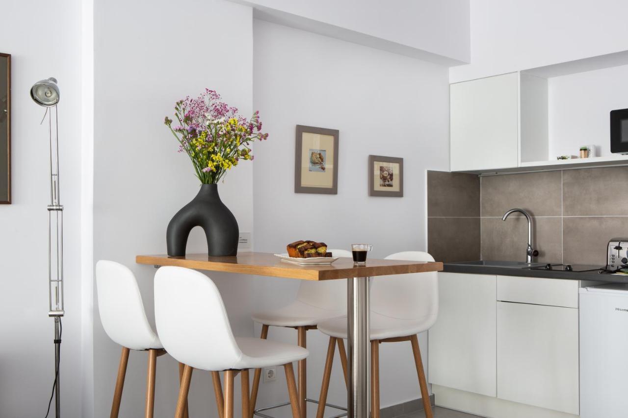 The Square Six Apartment Атина Екстериор снимка