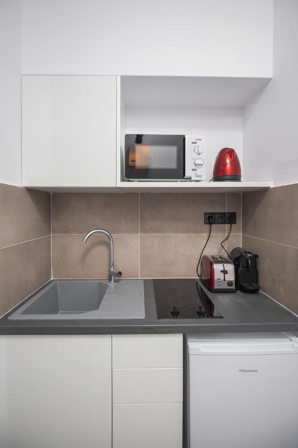 The Square Six Apartment Атина Екстериор снимка