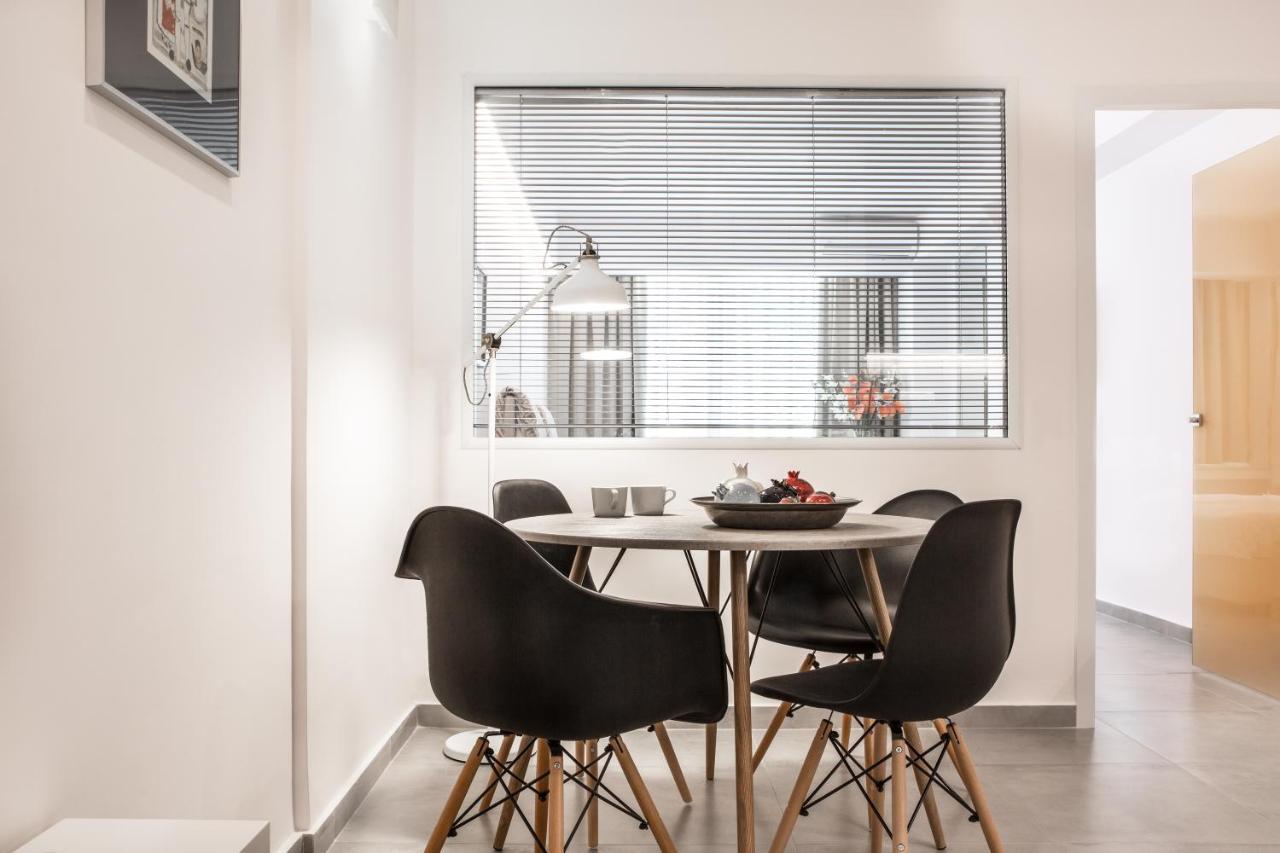 The Square Six Apartment Атина Екстериор снимка