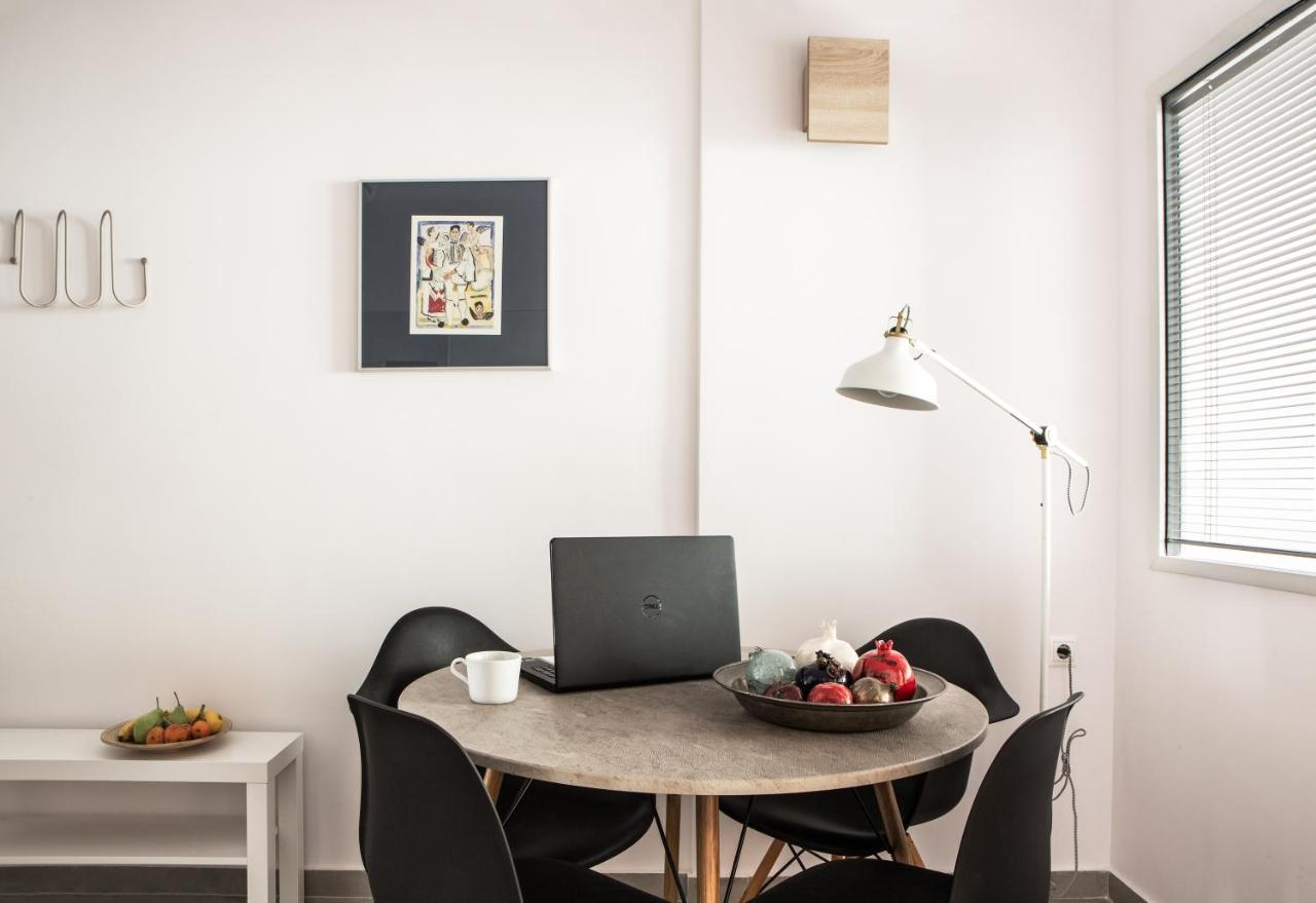 The Square Six Apartment Атина Екстериор снимка