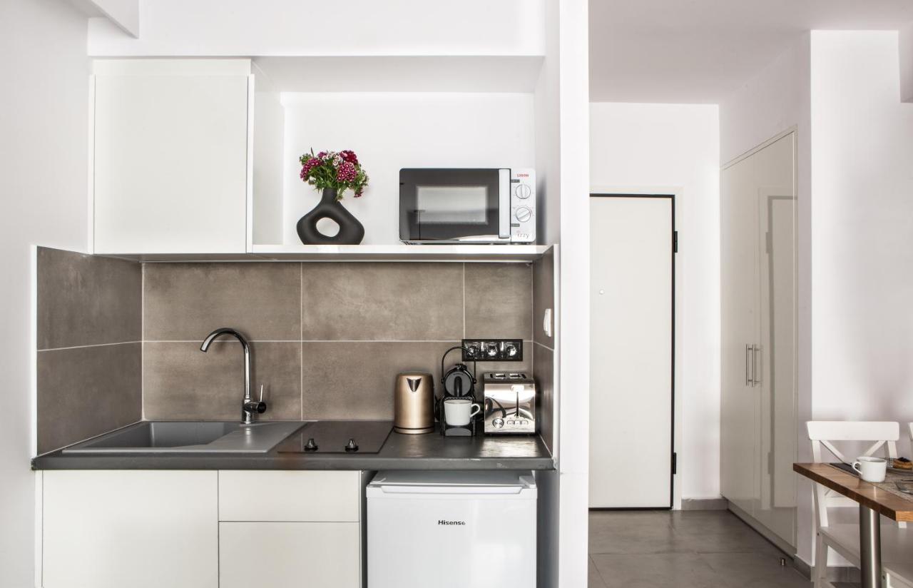 The Square Six Apartment Атина Екстериор снимка