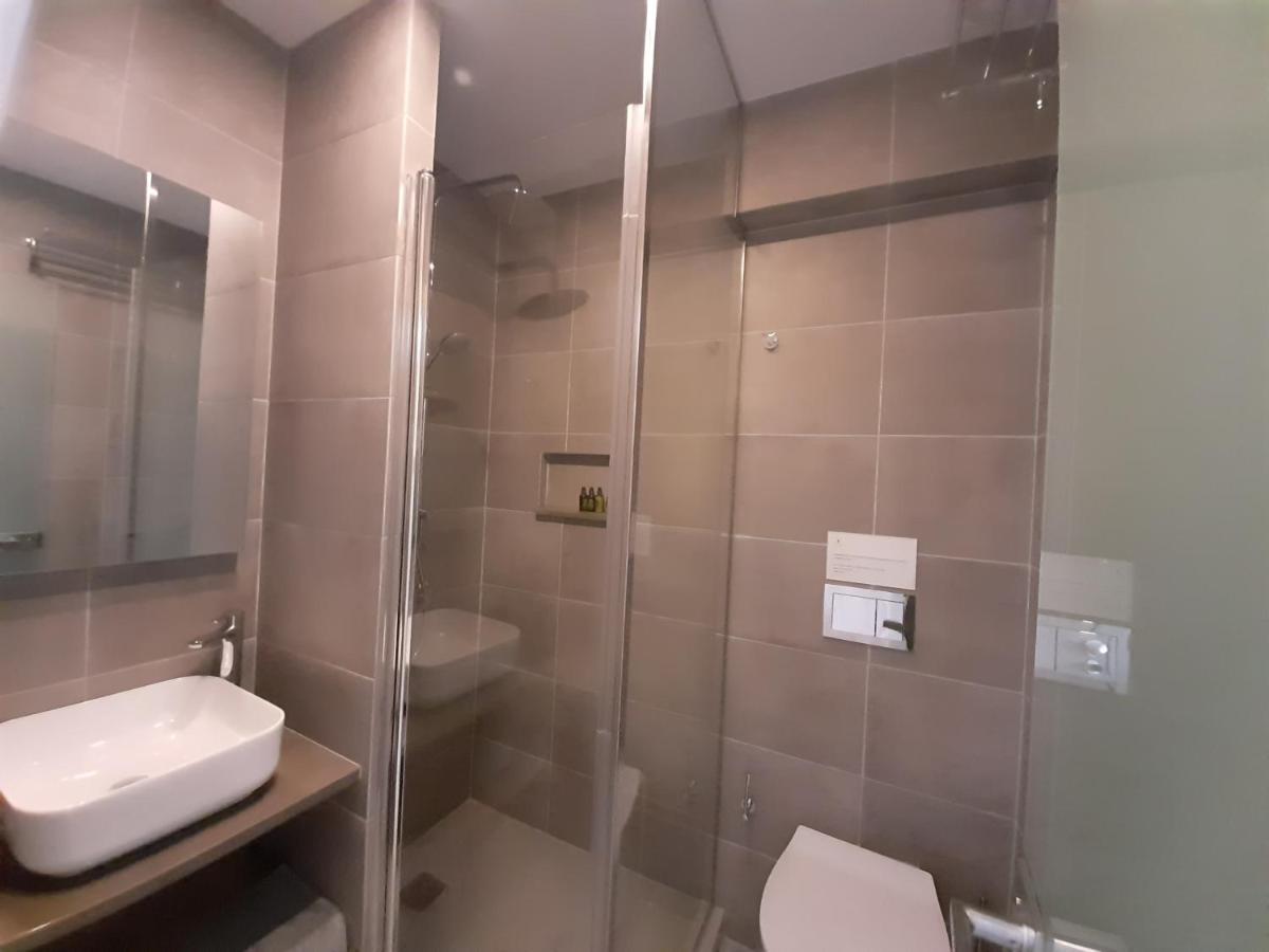 The Square Six Apartment Атина Екстериор снимка